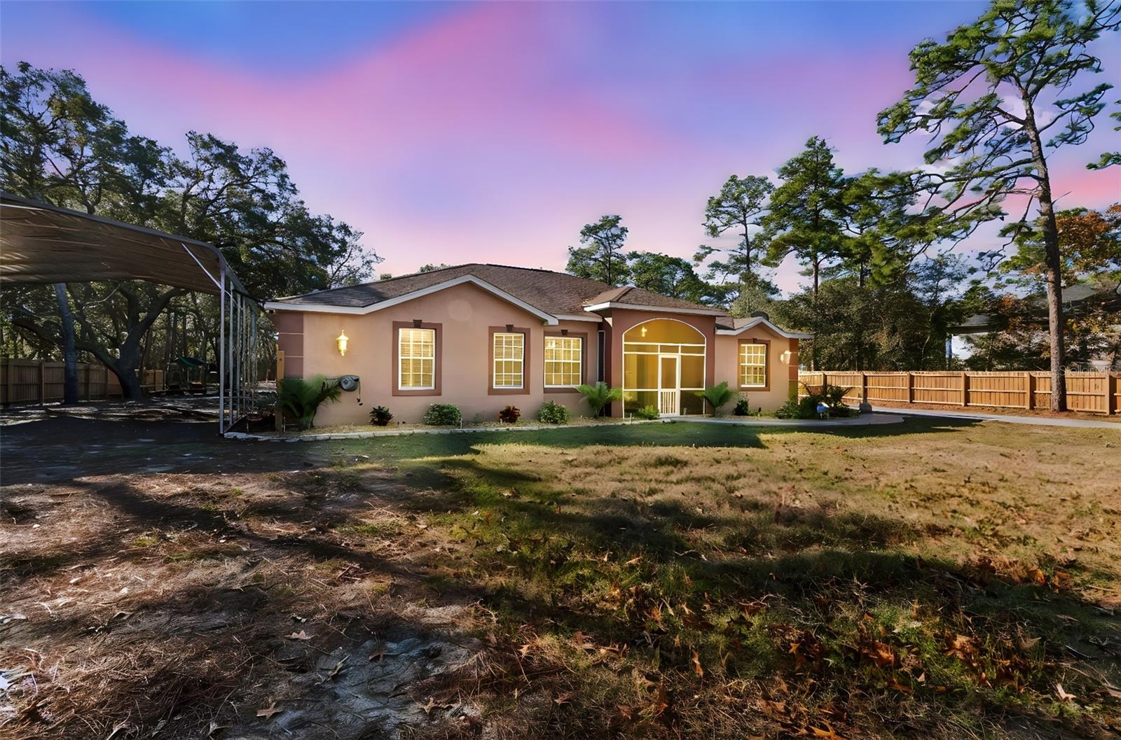 Single Family Residence em WEEKI WACHEE, FL - Daniel Dourado