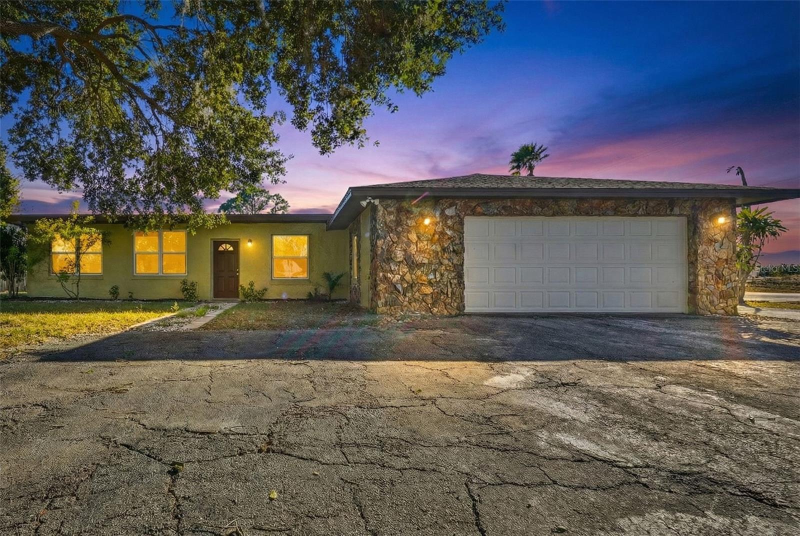 Single Family Residence in LAKE WALES, FL - Daniel Dourado