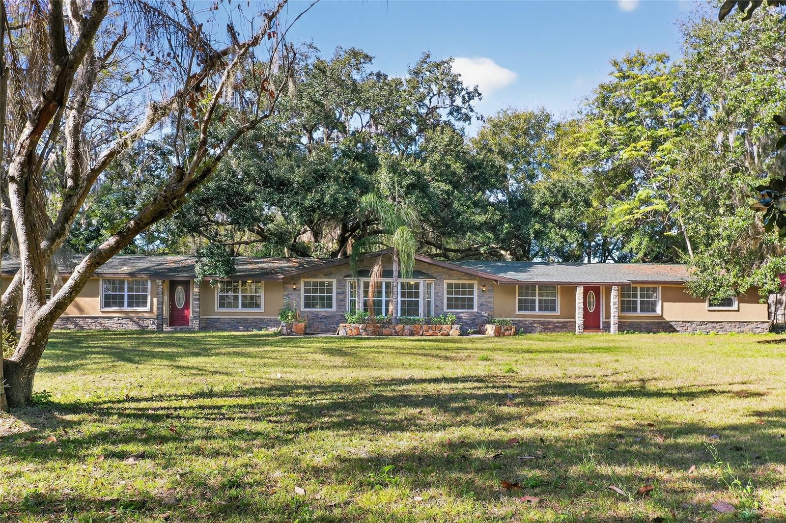 Single Family Residence in LUTZ, FL - Daniel Dourado