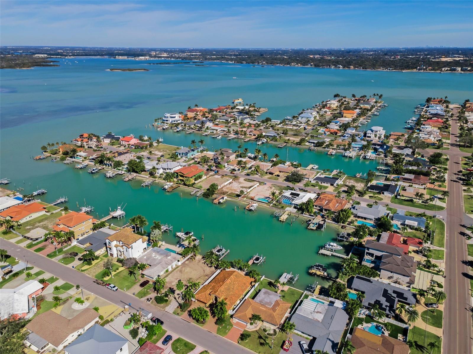 Single Family Residence em TREASURE ISLAND, FL - Daniel Dourado