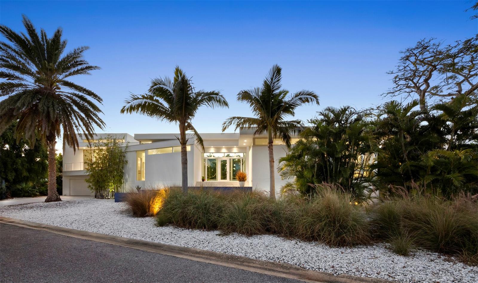 Single Family Residence in SARASOTA, FL - Daniel Dourado