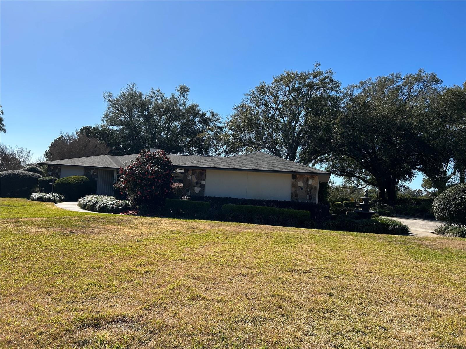 Single Family Residence in MOUNT DORA, FL - Daniel Dourado