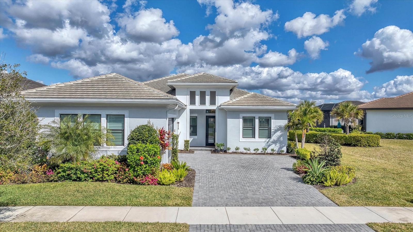 Single Family Residence in SARASOTA, FL - Daniel Dourado