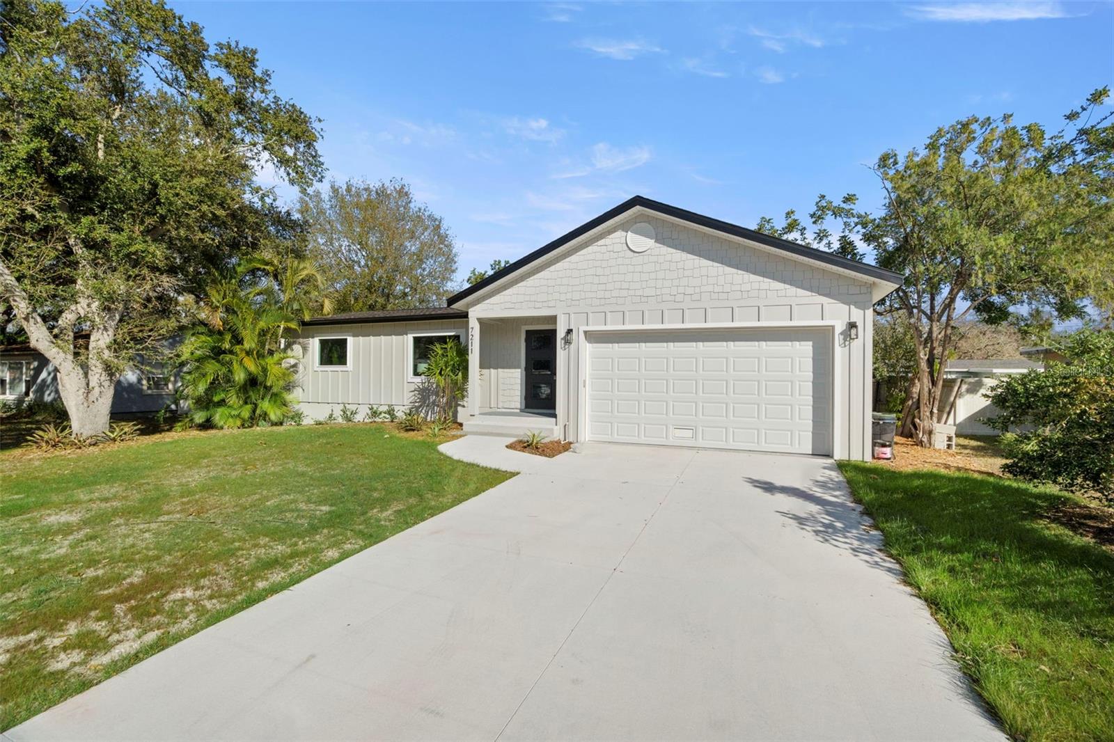 Single Family Residence in ST PETERSBURG, FL - Daniel Dourado