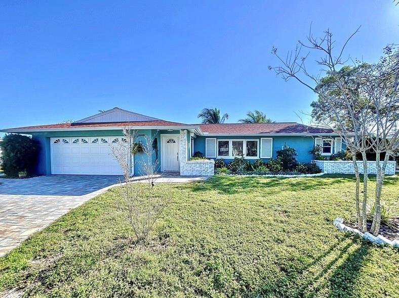 Single Family Residence in BRADENTON, FL - Daniel Dourado