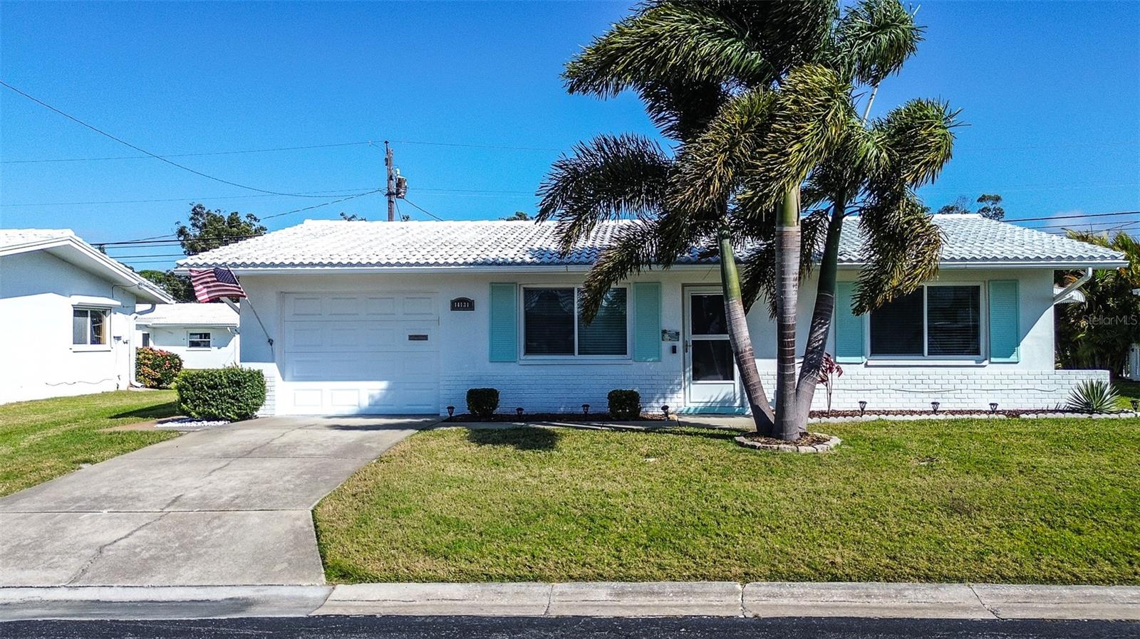 Single Family Residence in SEMINOLE, FL - Daniel Dourado