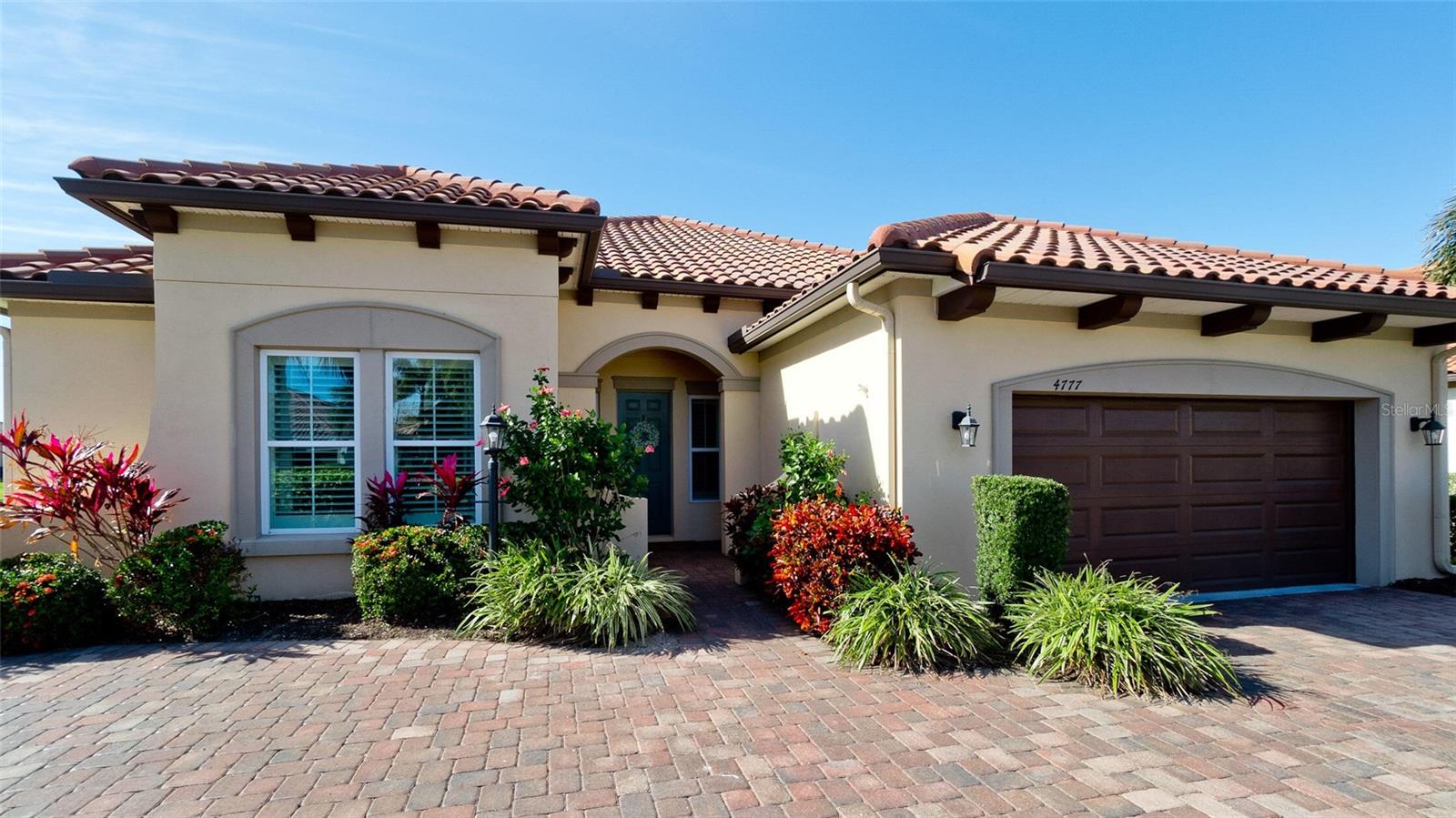 Single Family Residence in BRADENTON, FL - Daniel Dourado