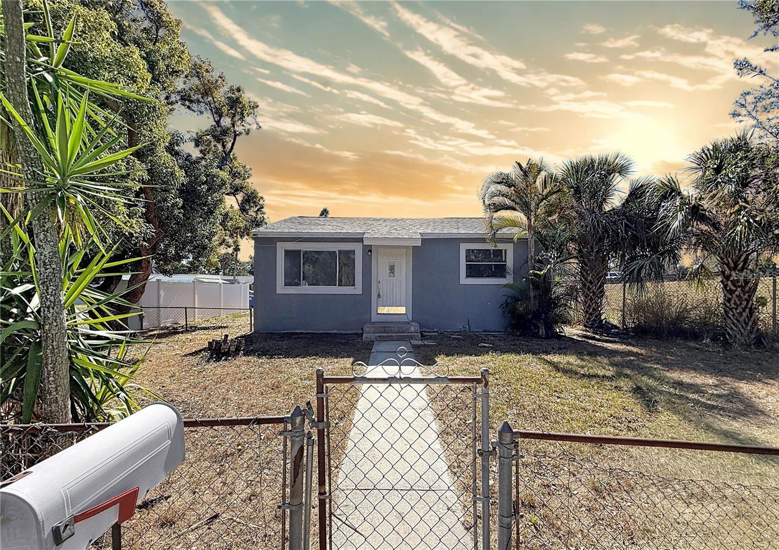 Single Family Residence in ST PETERSBURG, FL - Daniel Dourado