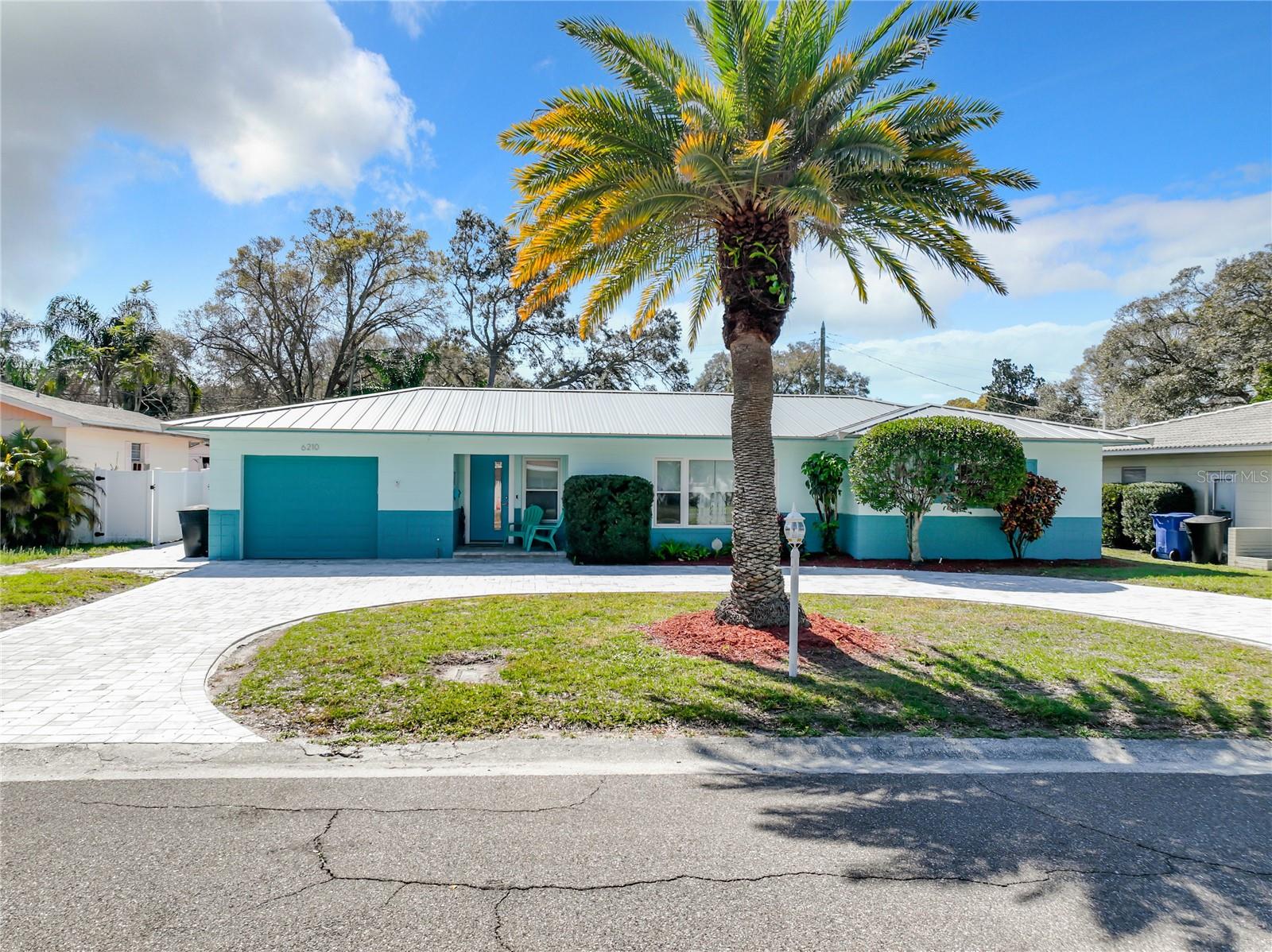 Single Family Residence in ST PETERSBURG, FL - Daniel Dourado