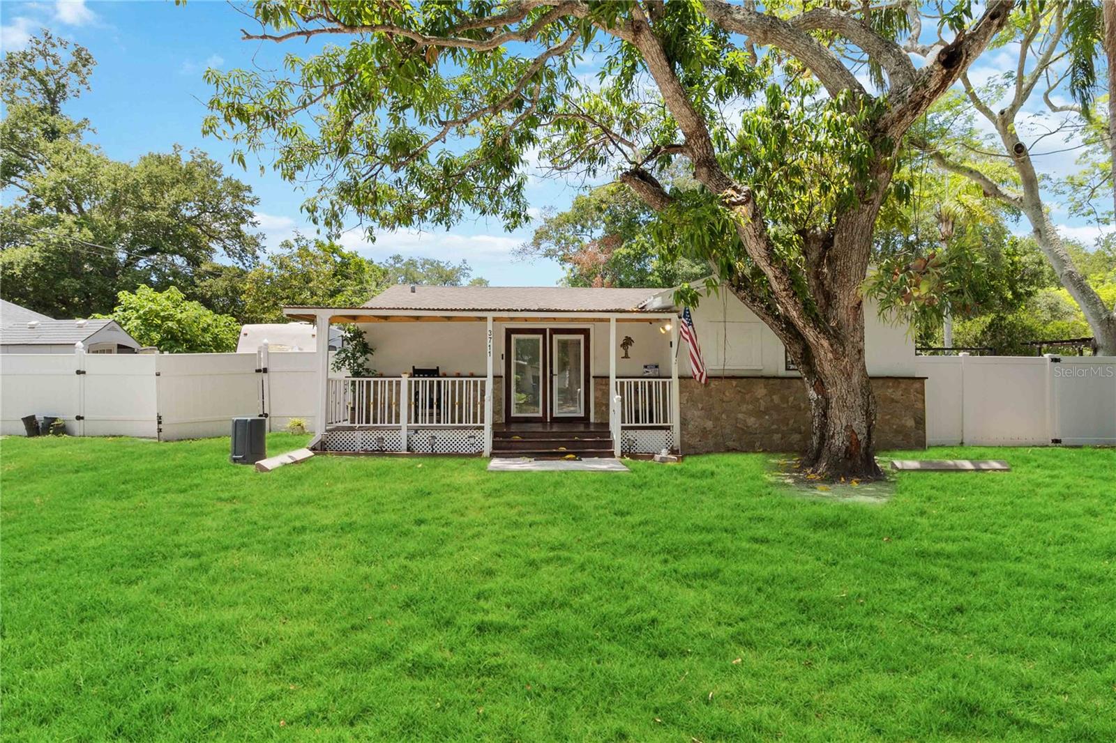 Single Family Residence in BRADENTON, FL - Daniel Dourado