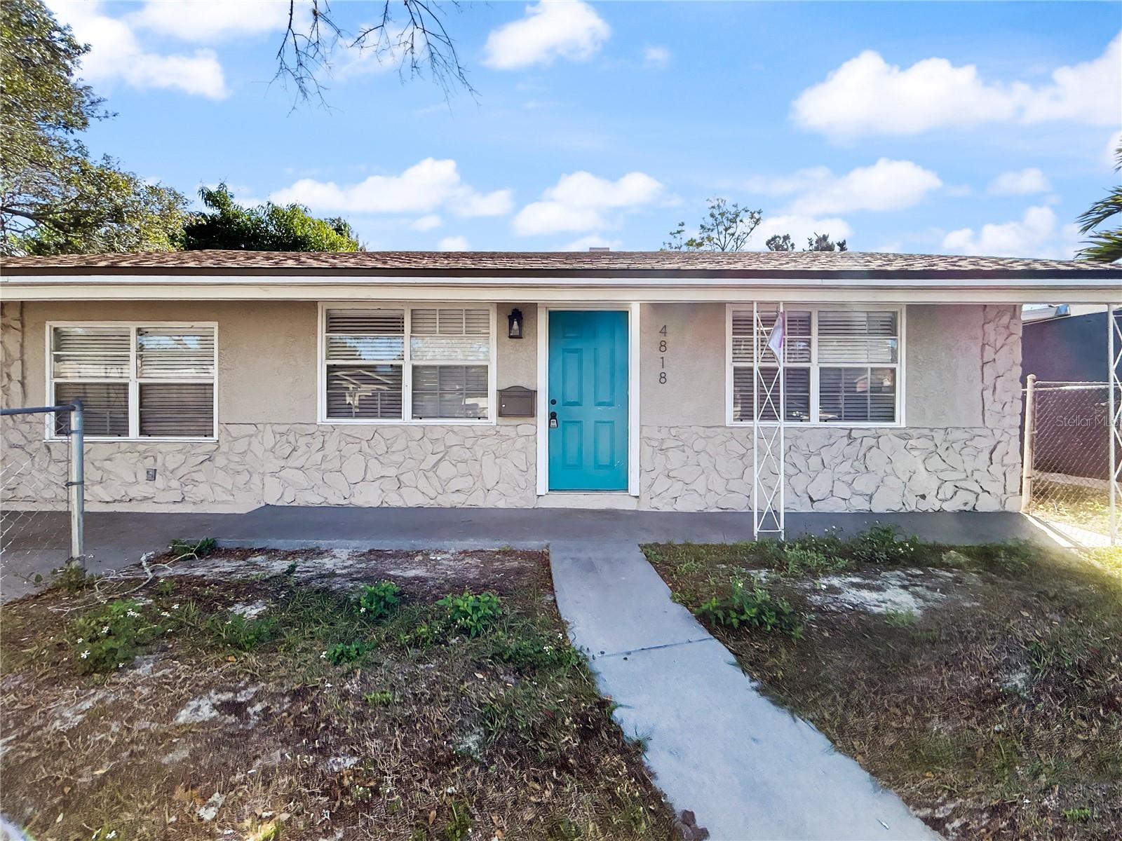 Single Family Residence in ST PETERSBURG, FL - Daniel Dourado