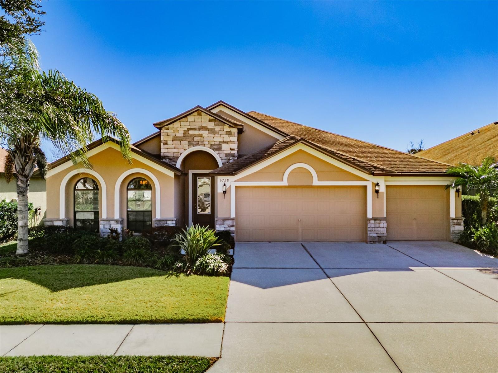 Single Family Residence in WESLEY CHAPEL, FL - Daniel Dourado