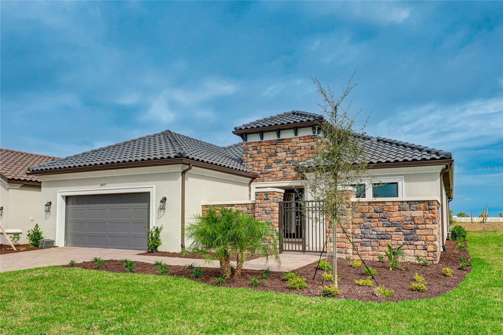 Single Family Residence in BRADENTON, FL - Daniel Dourado