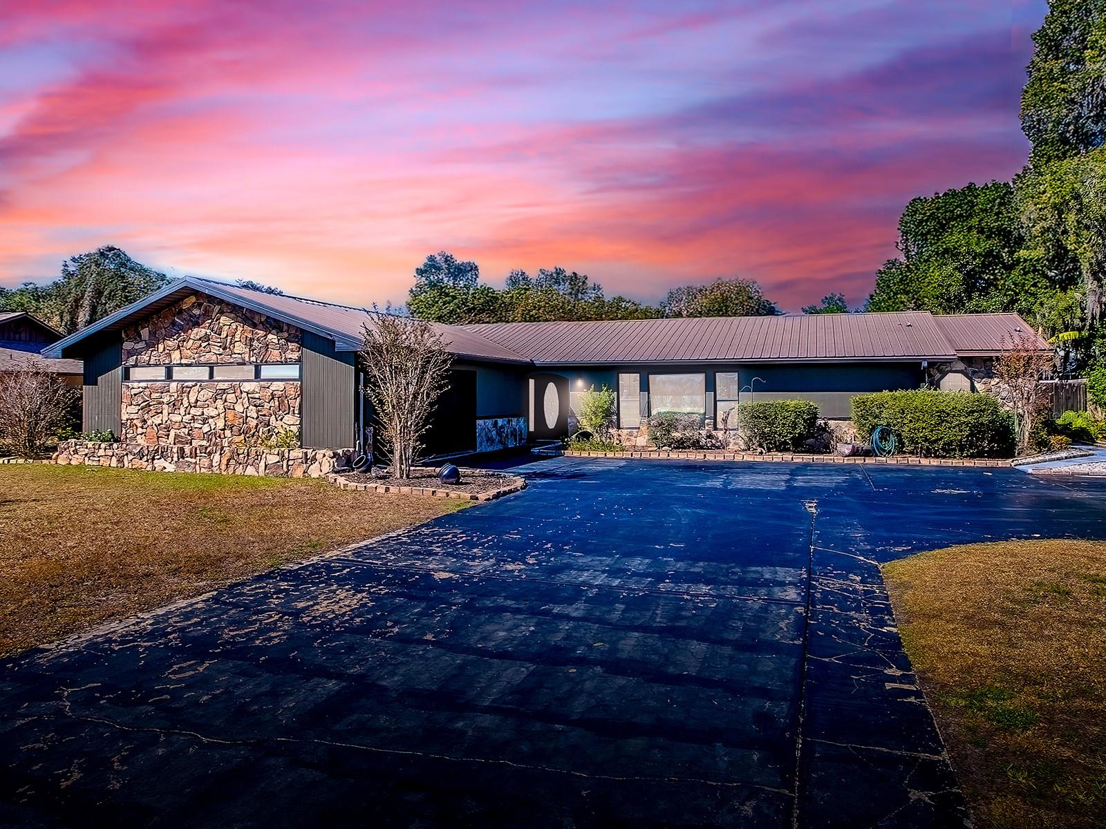 Single Family Residence in FRUITLAND PARK, FL - Daniel Dourado