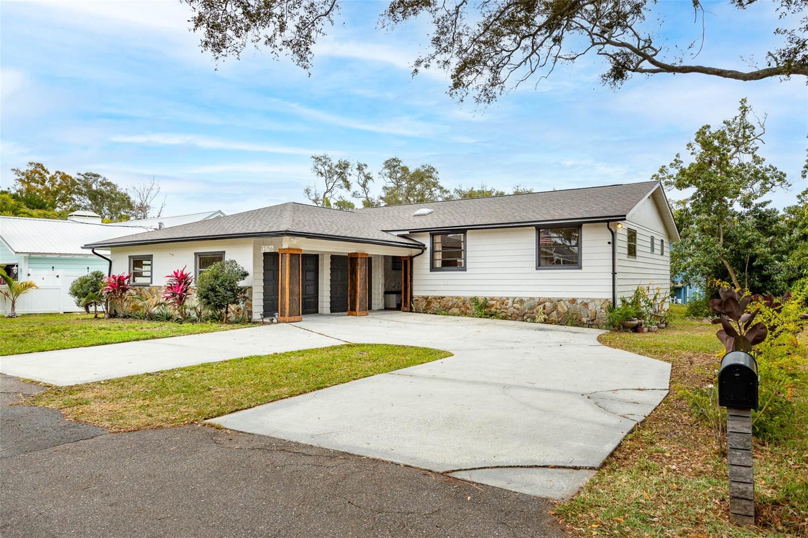 Single Family Residence in SEMINOLE, FL - Daniel Dourado