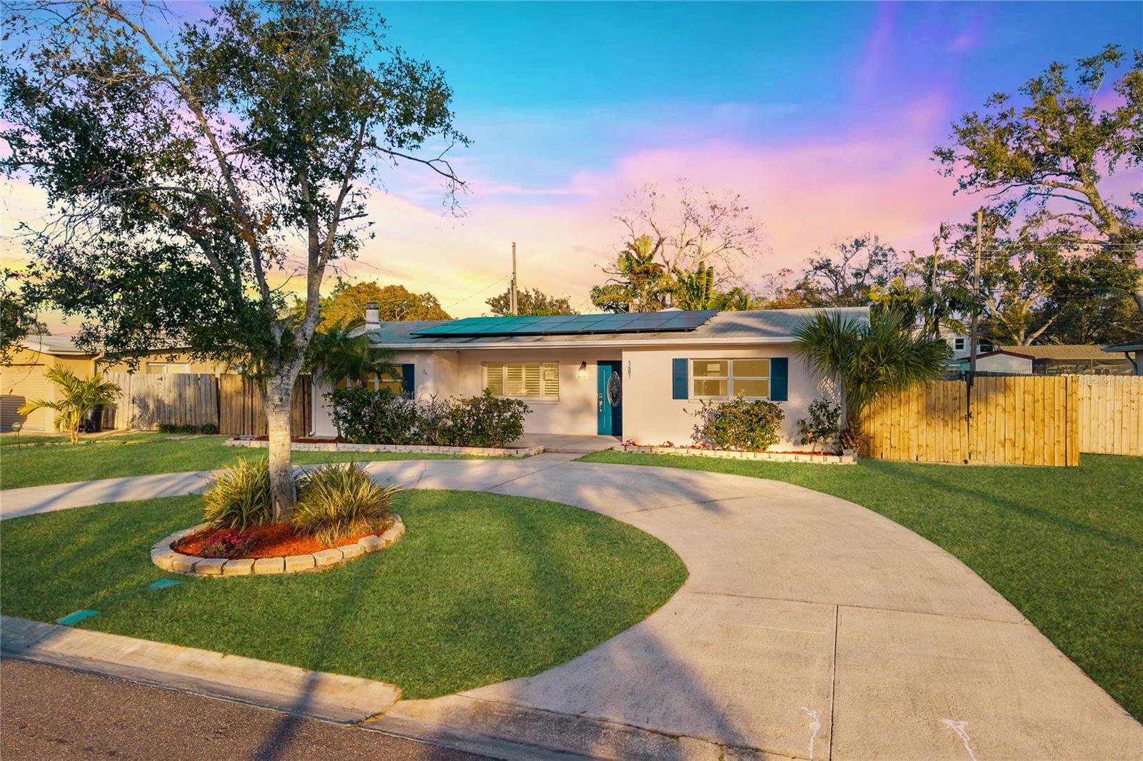 Single Family Residence in ST PETERSBURG, FL - Daniel Dourado