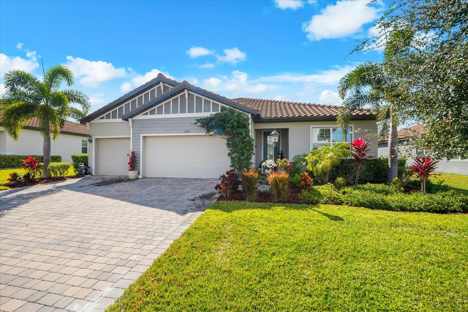 Single Family Residence in BRADENTON, FL - Daniel Dourado