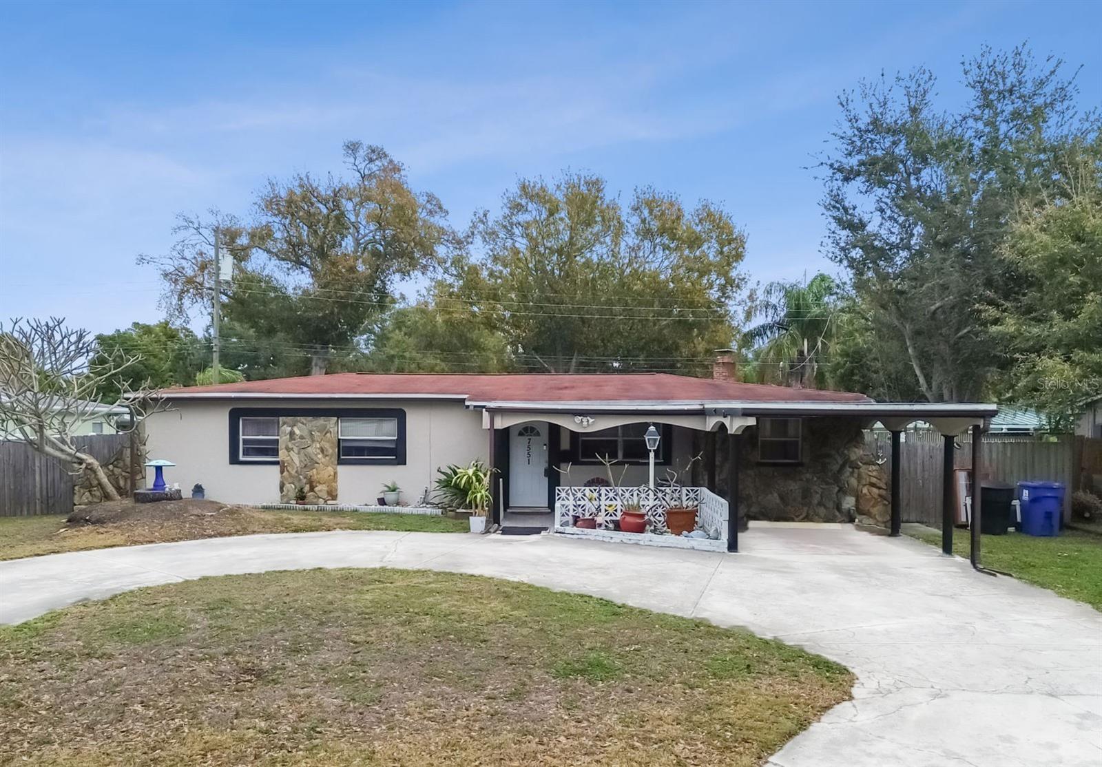 Single Family Residence in ST PETERSBURG, FL - Daniel Dourado
