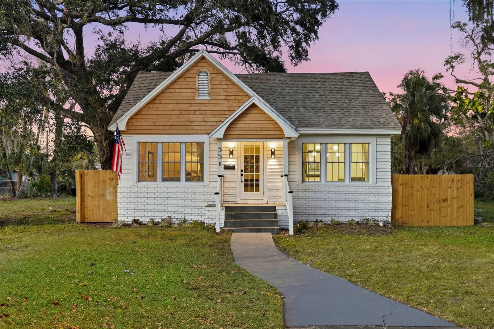 Single Family Residence in ST PETERSBURG, FL - Daniel Dourado