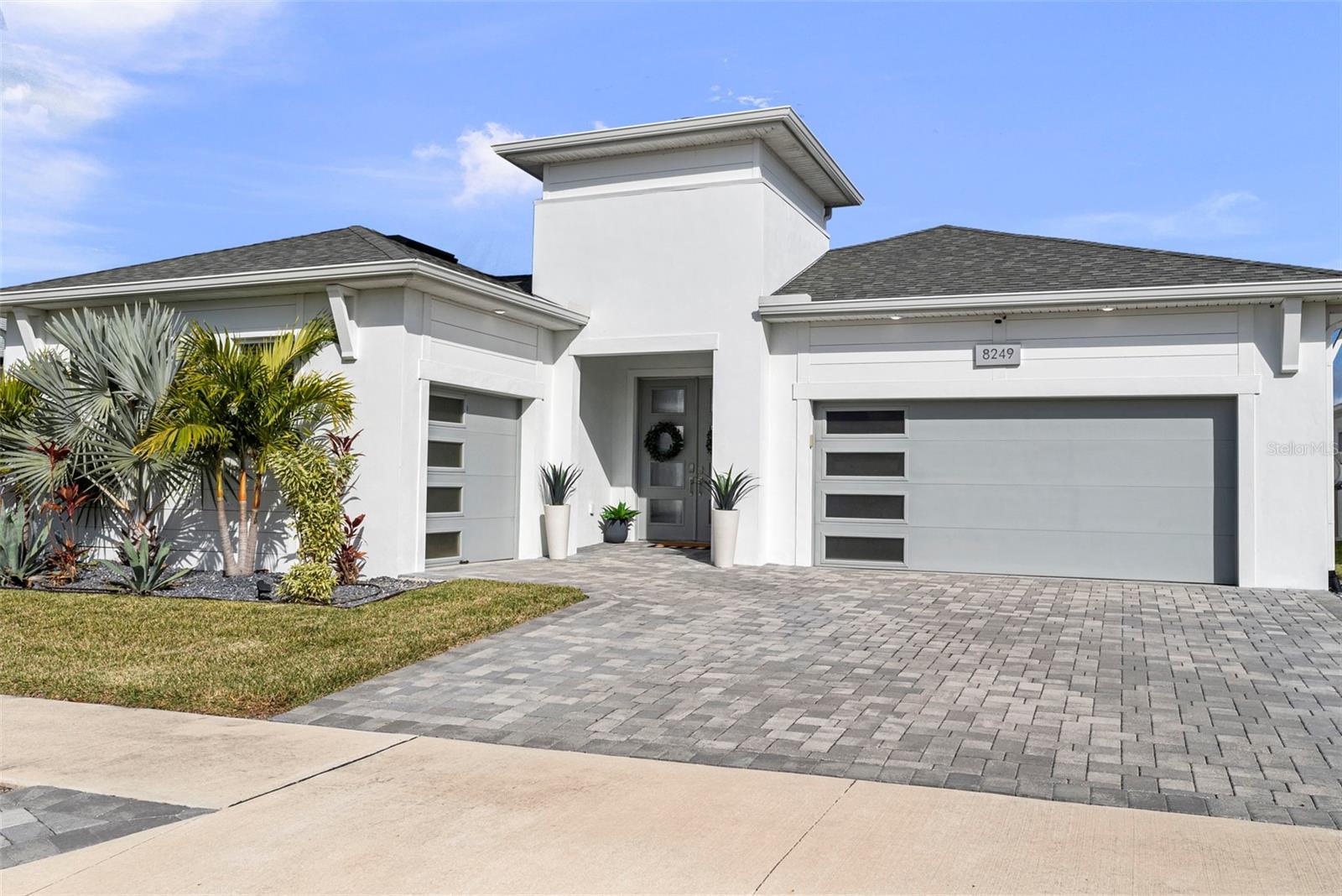 Single Family Residence in WESLEY CHAPEL, FL - Daniel Dourado