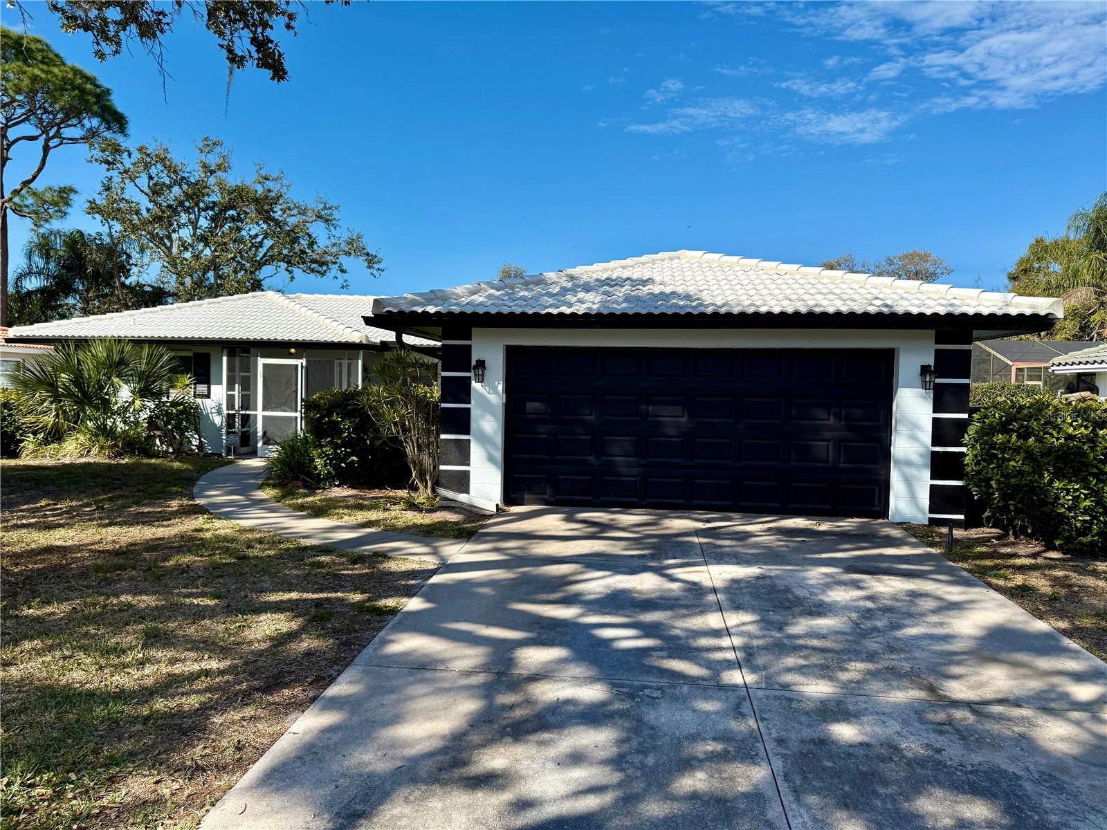 Single Family Residence in SARASOTA, FL - Daniel Dourado