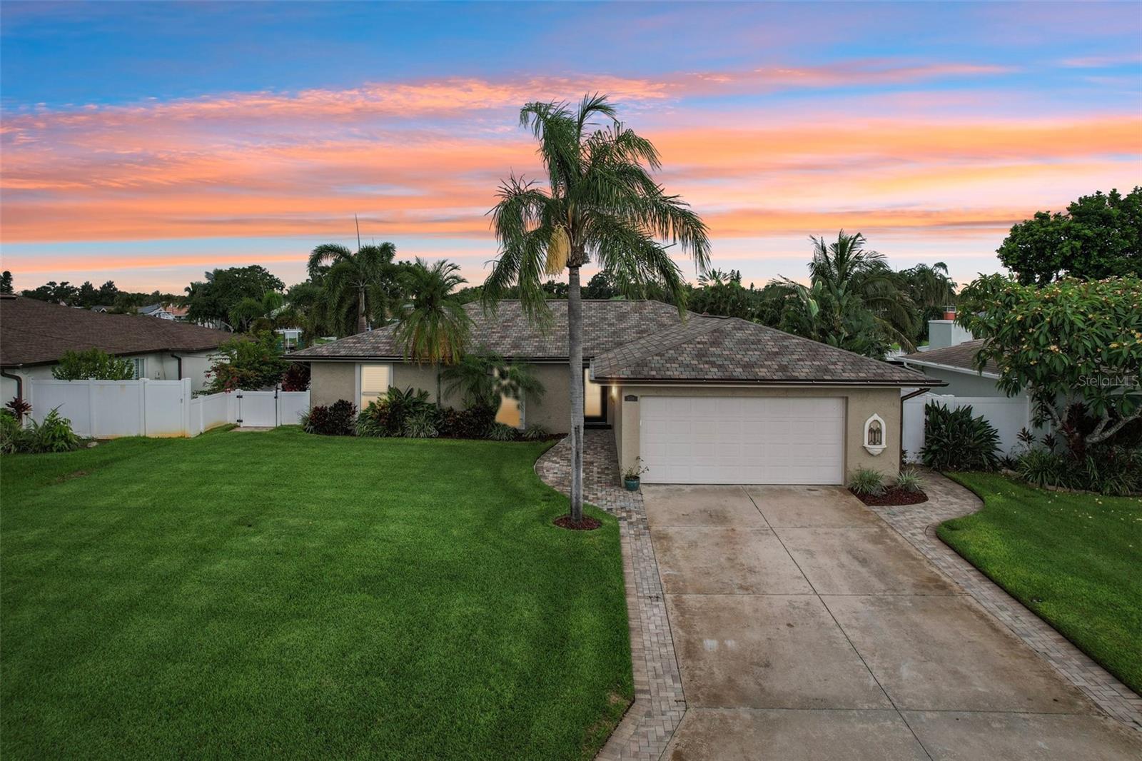 Single Family Residence in ST PETERSBURG, FL - Daniel Dourado