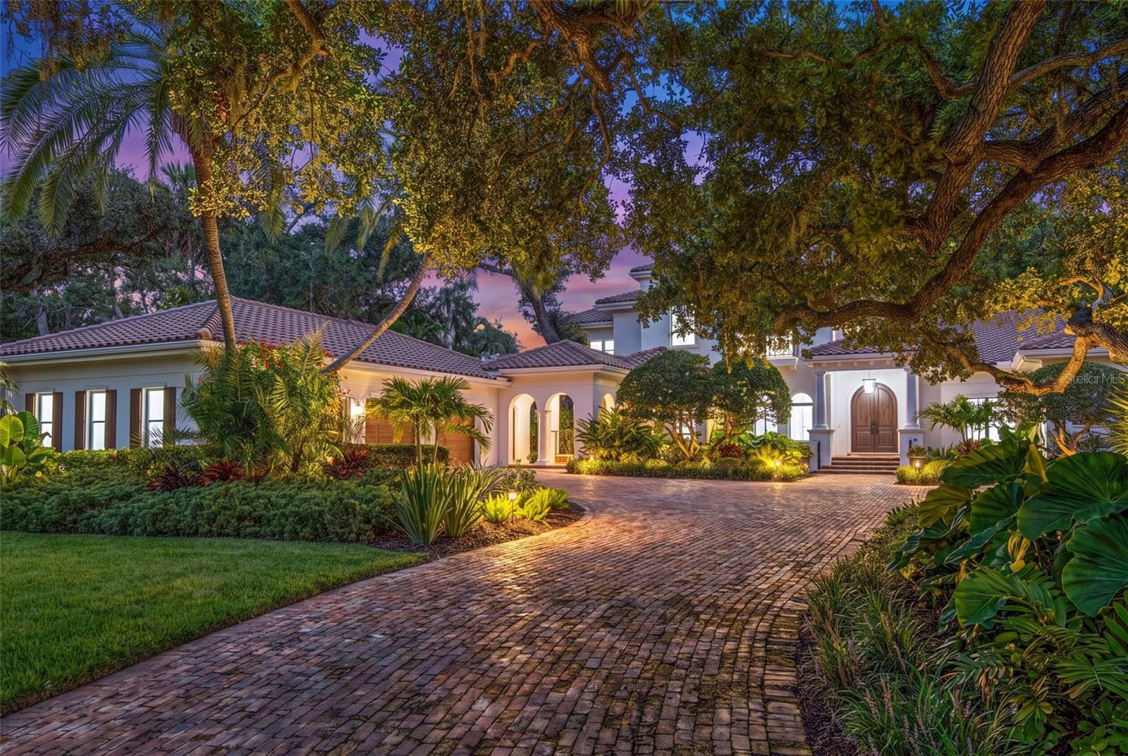 Single Family Residence in SARASOTA, FL - Daniel Dourado