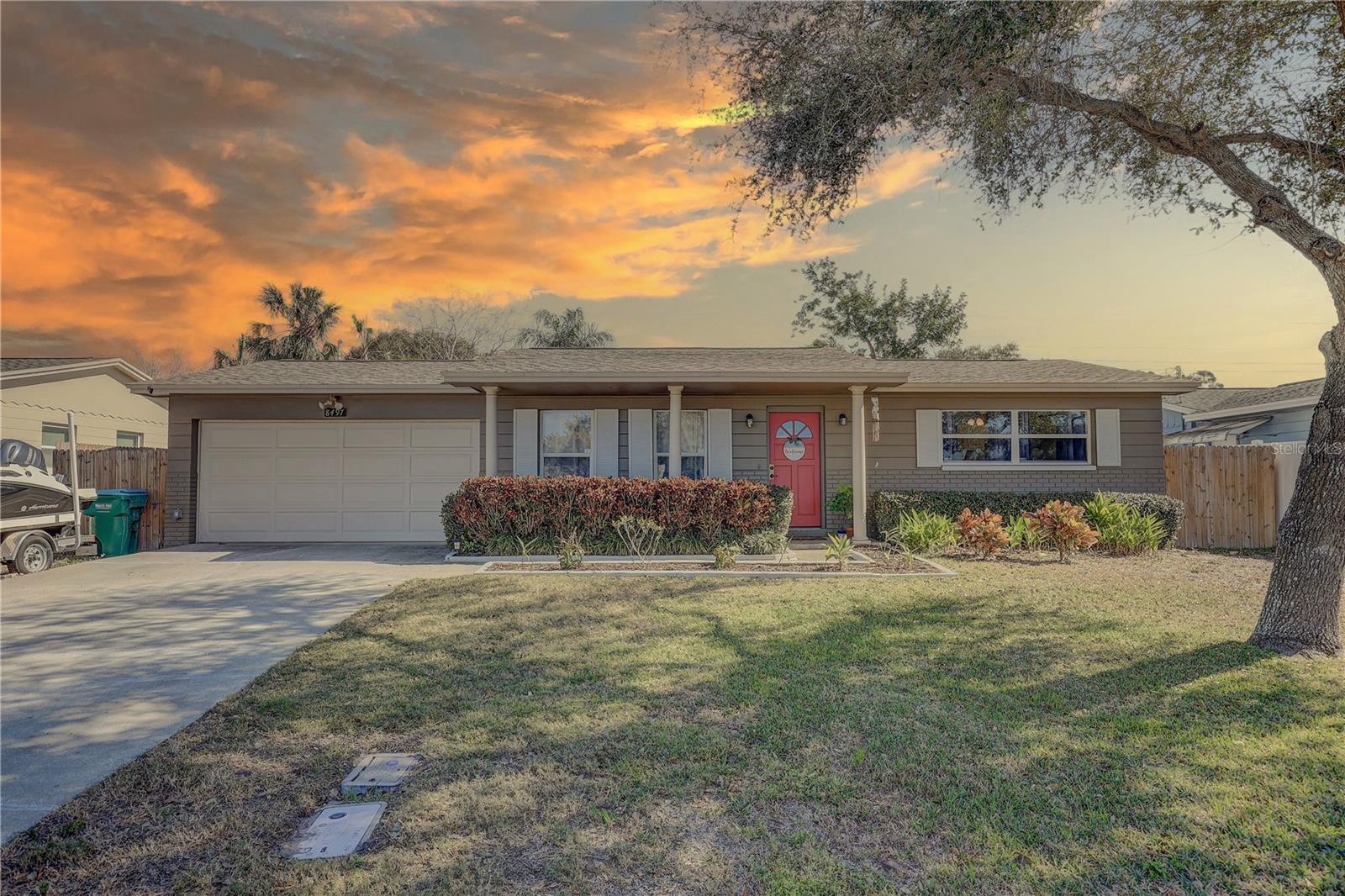 Single Family Residence in SEMINOLE, FL - Daniel Dourado