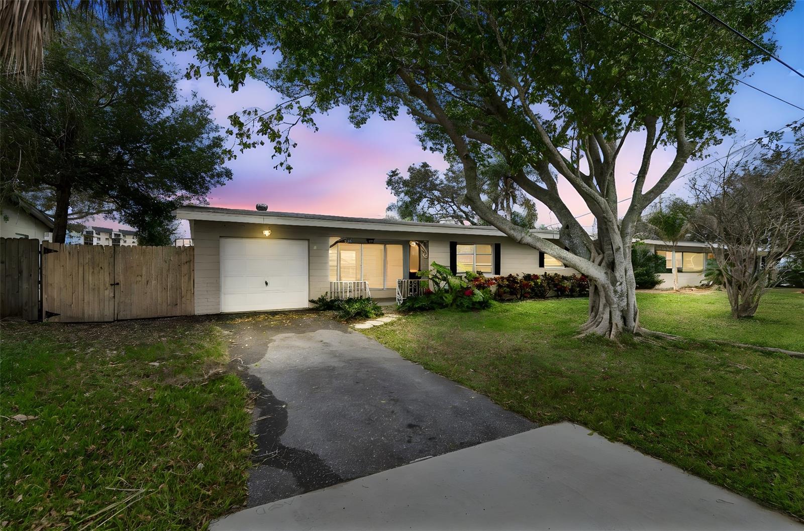 Single Family Residence in SEMINOLE, FL - Daniel Dourado