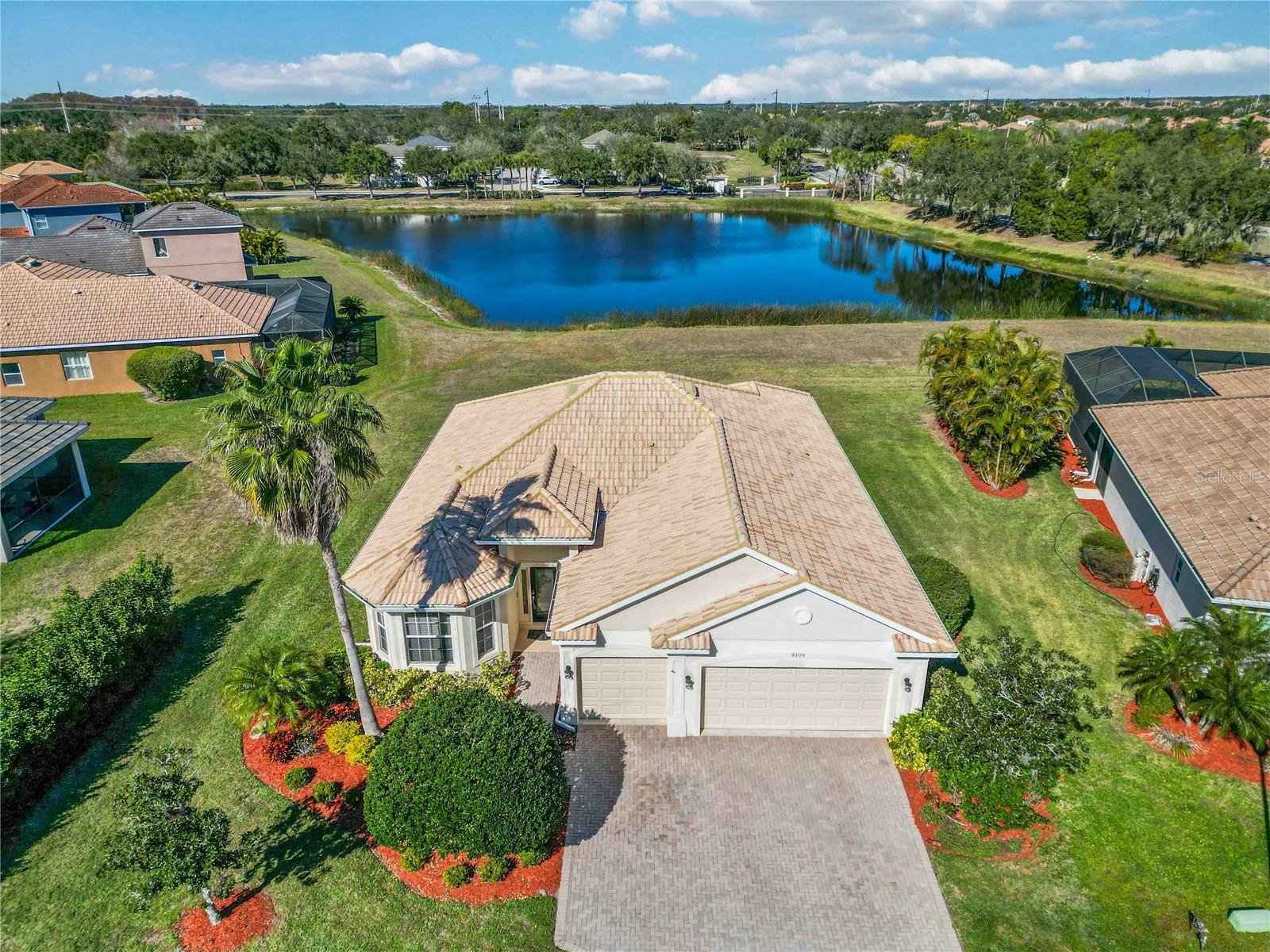 Single Family Residence in BRADENTON, FL - Daniel Dourado