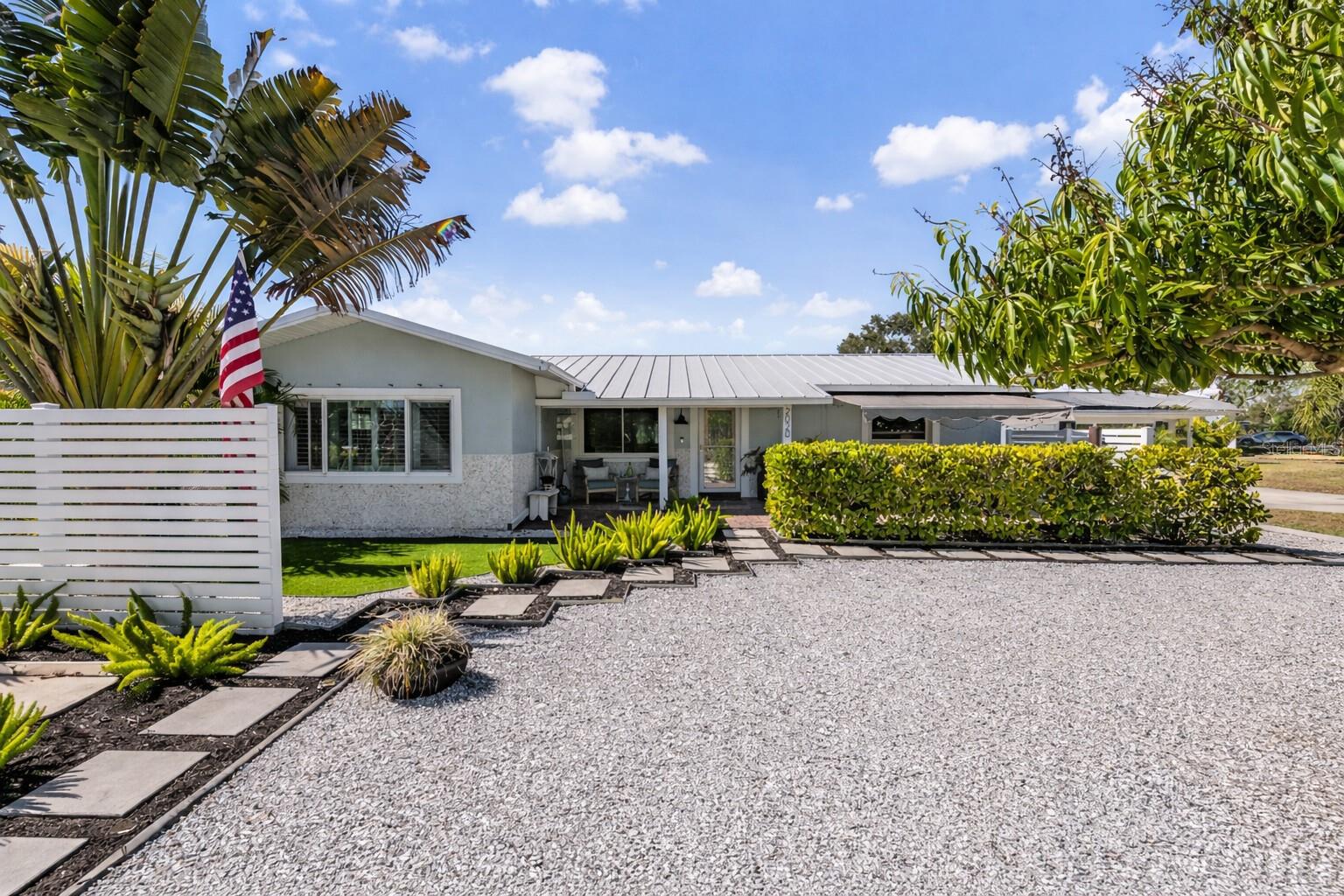 Single Family Residence in DUNEDIN, FL - Daniel Dourado