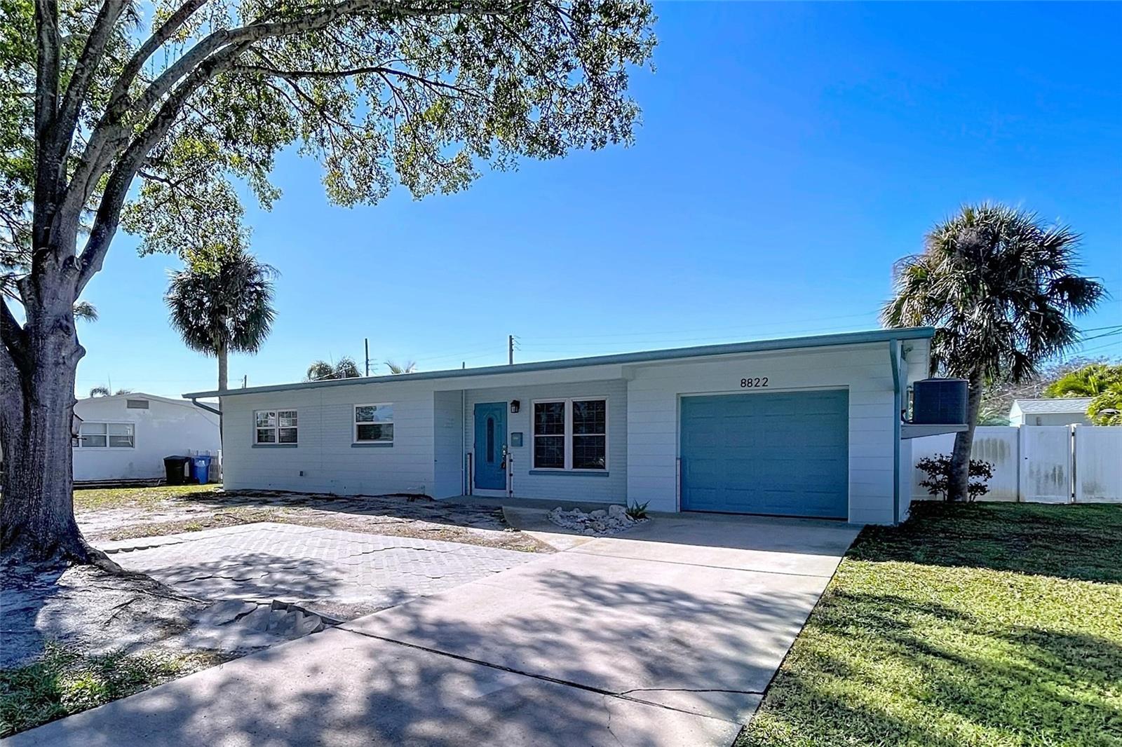 Single Family Residence in ST PETERSBURG, FL - Daniel Dourado