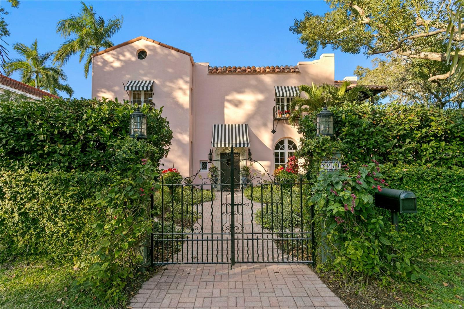 Single Family Residence in ST PETERSBURG, FL - Daniel Dourado