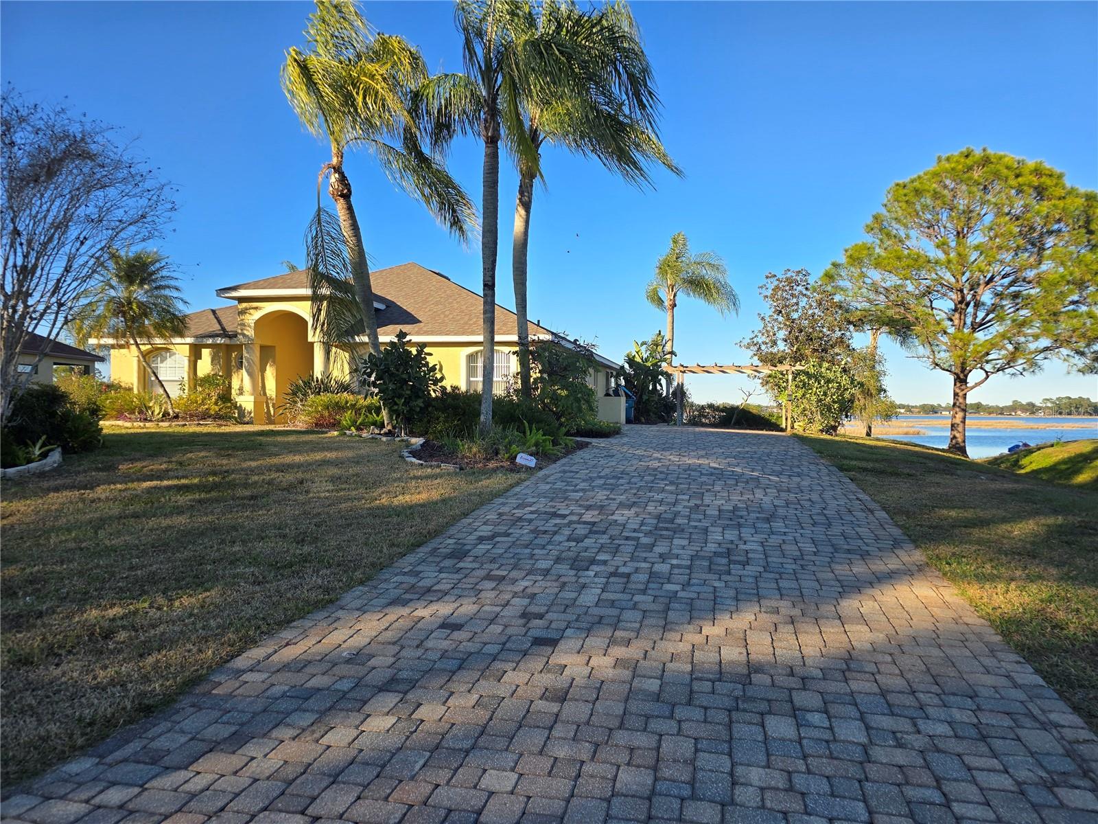 Single Family Residence in DELTONA, FL - Daniel Dourado