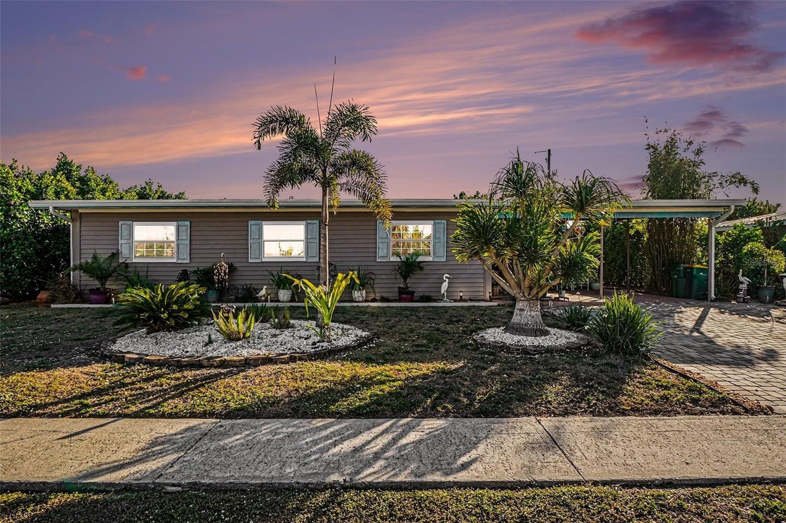 Single Family Residence in PORT CHARLOTTE, FL - Daniel Dourado