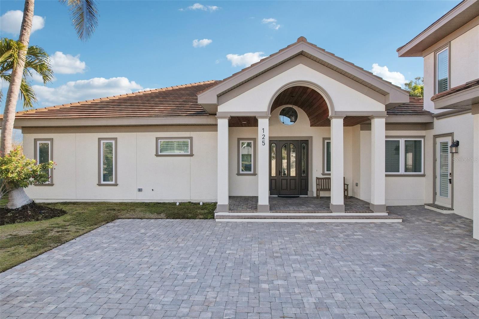 Single Family Residence in SARASOTA, FL - Daniel Dourado