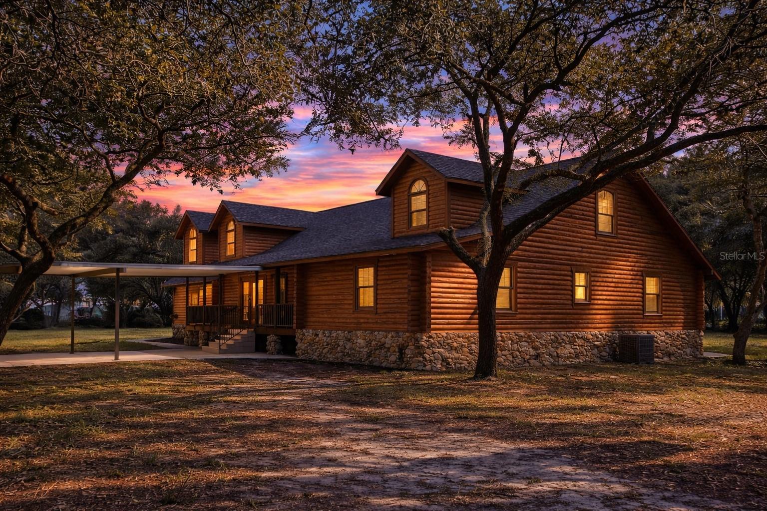 Single Family Residence em SORRENTO, FL - Daniel Dourado