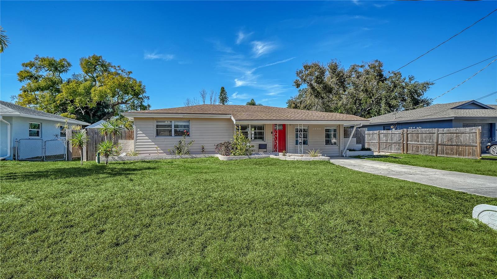 Single Family Residence in SARASOTA, FL - Daniel Dourado