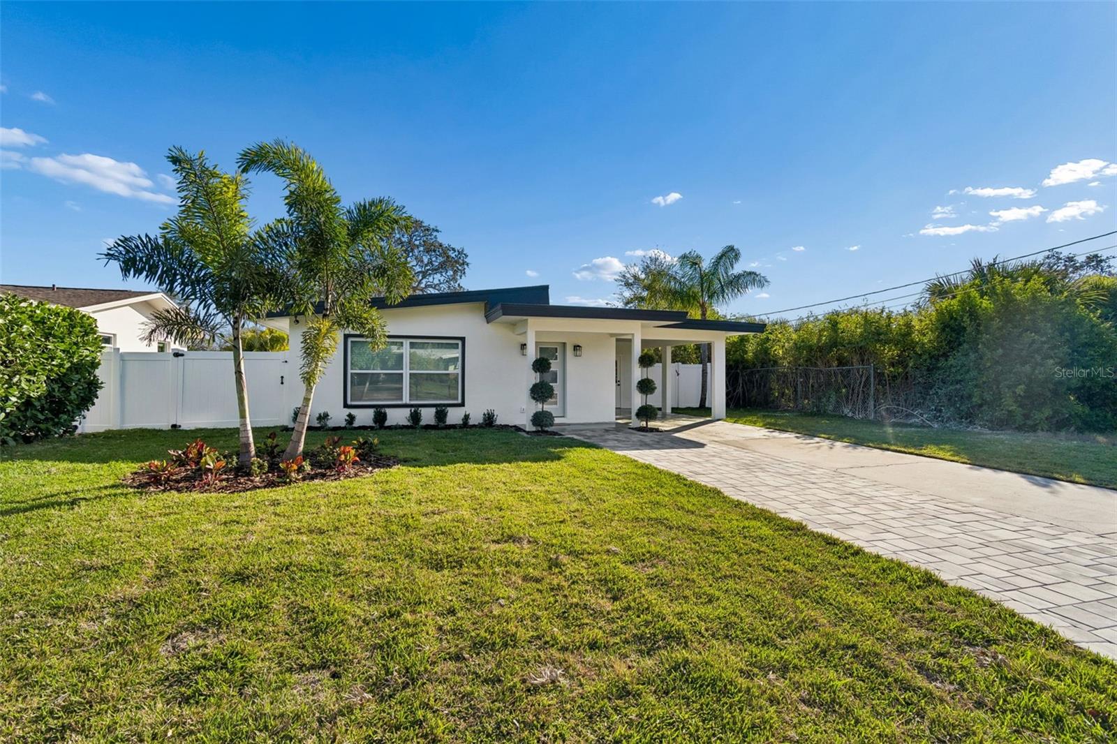 Single Family Residence in PALM HARBOR, FL - Daniel Dourado