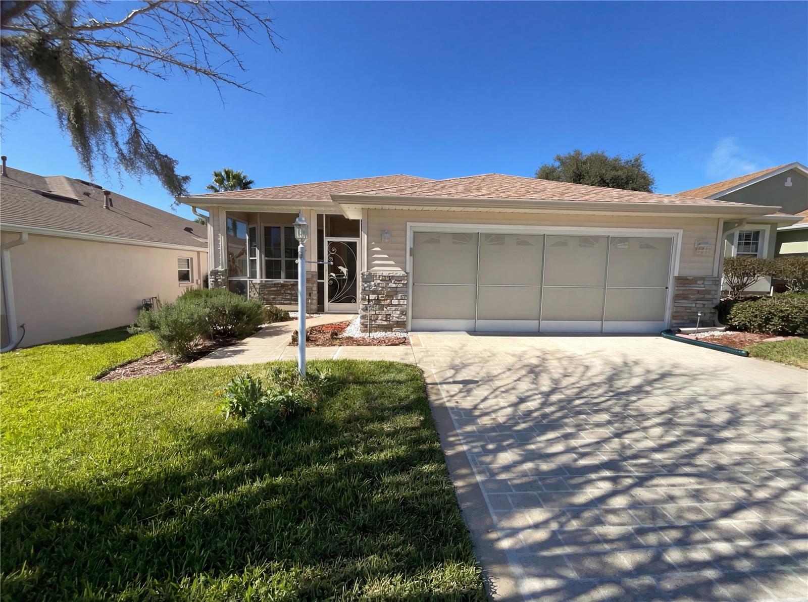 Single Family Residence in TAVARES, FL - Daniel Dourado