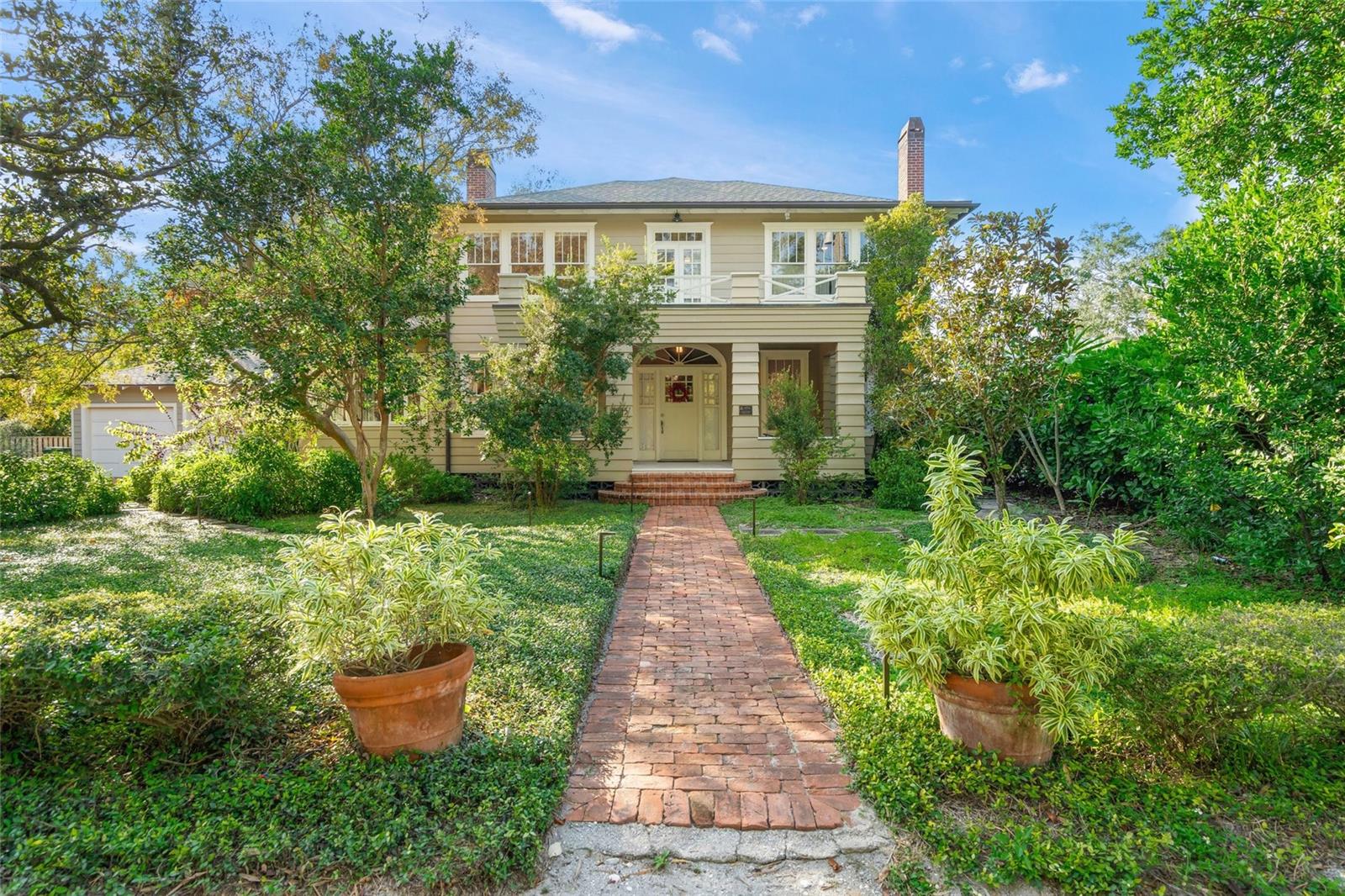 Single Family Residence in SARASOTA, FL - Daniel Dourado