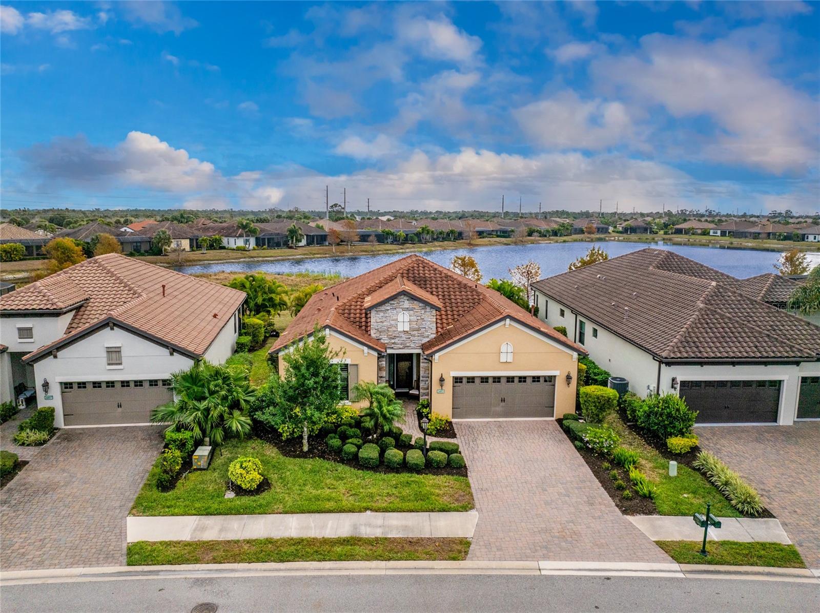 Single Family Residence in ENGLEWOOD, FL - Daniel Dourado