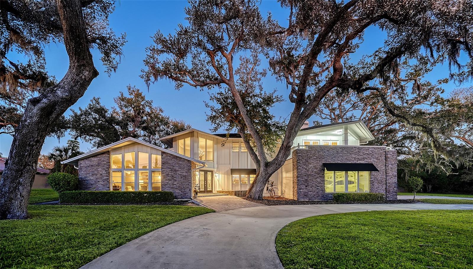 Single Family Residence in SARASOTA, FL - Daniel Dourado