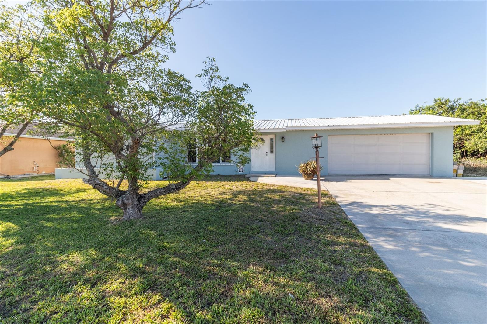 Single Family Residence in PORT CHARLOTTE, FL - Daniel Dourado