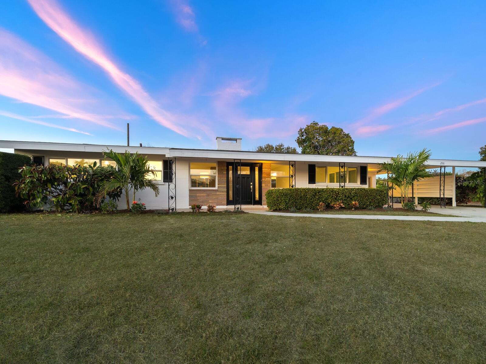 Single Family Residence in SARASOTA, FL - Daniel Dourado