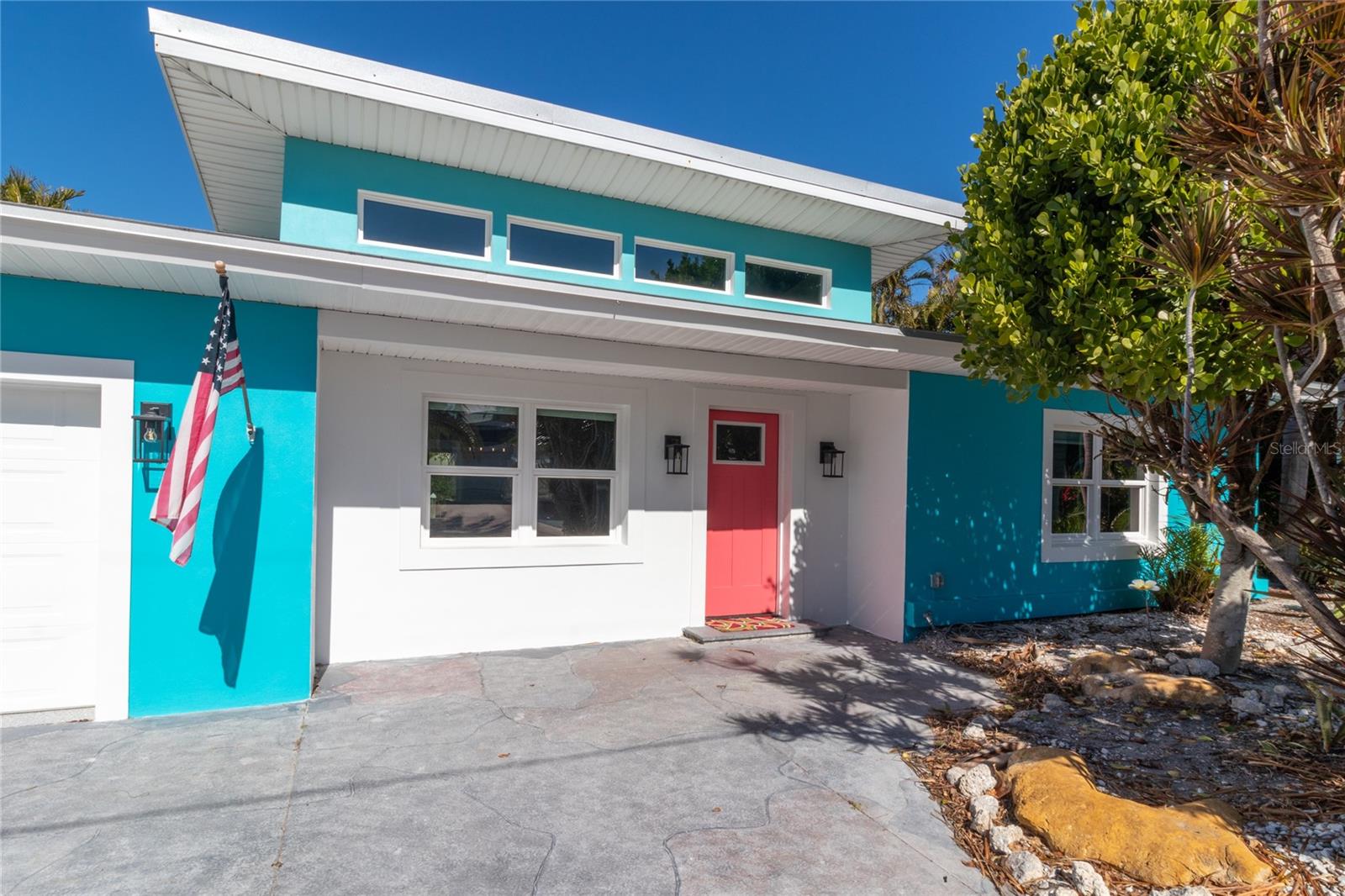 Single Family Residence in HOLMES BEACH, FL - Daniel Dourado