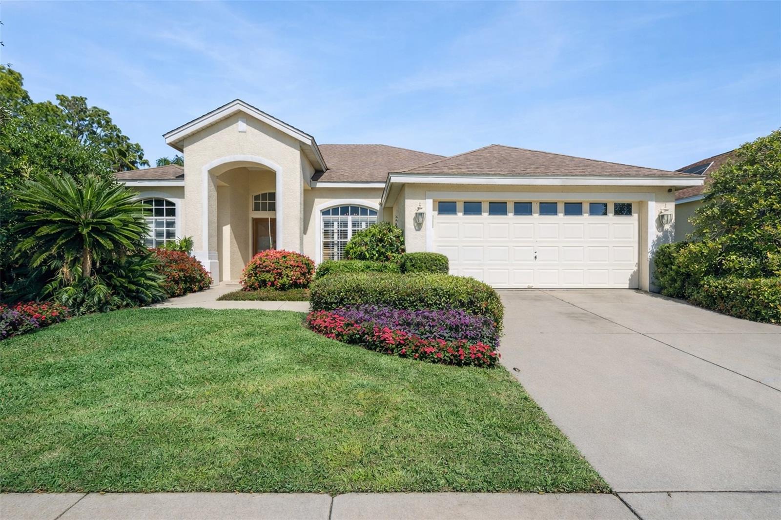 Single Family Residence in MOUNT DORA, FL - Daniel Dourado