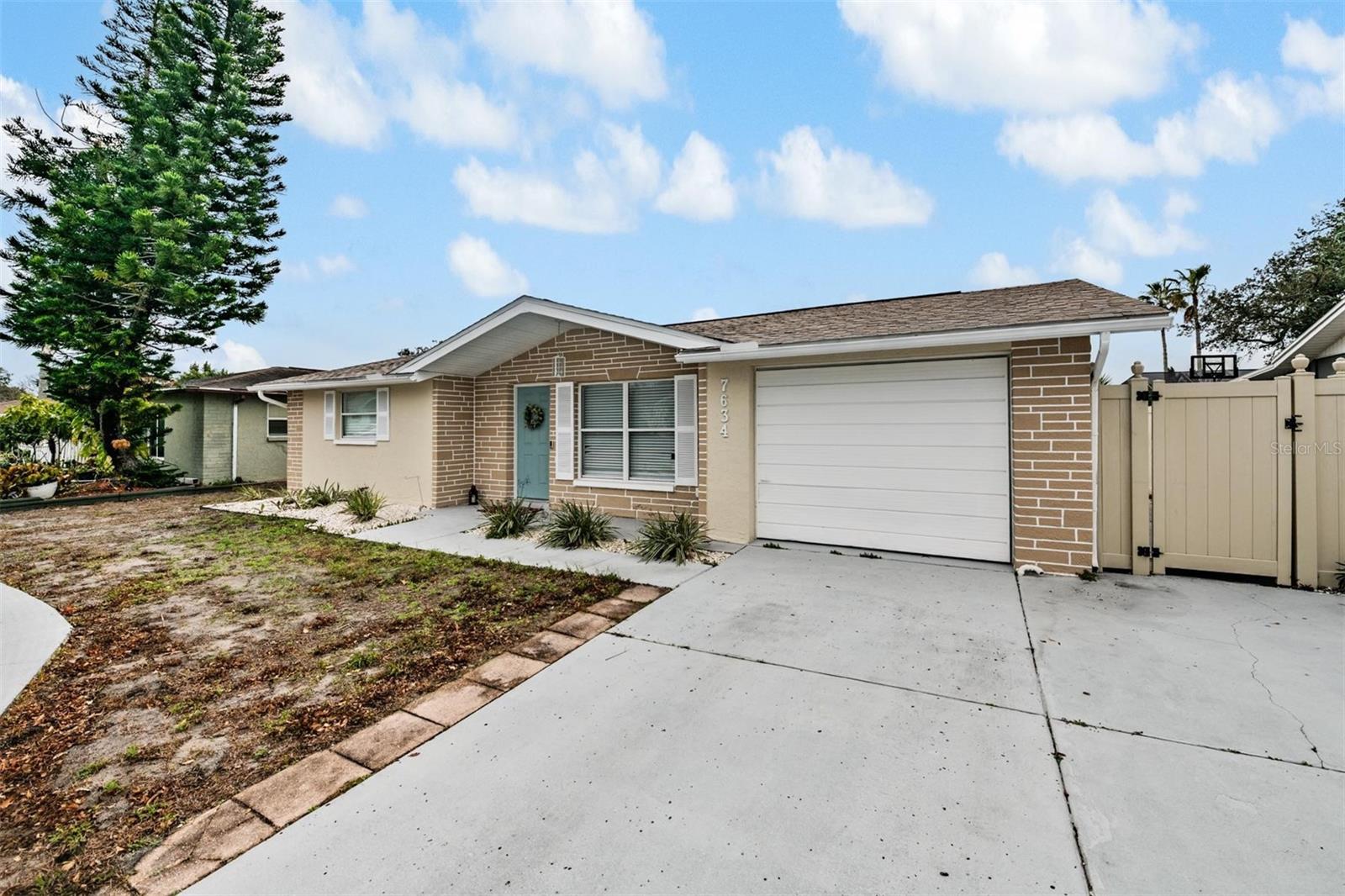 Single Family Residence in PORT RICHEY, FL - Daniel Dourado