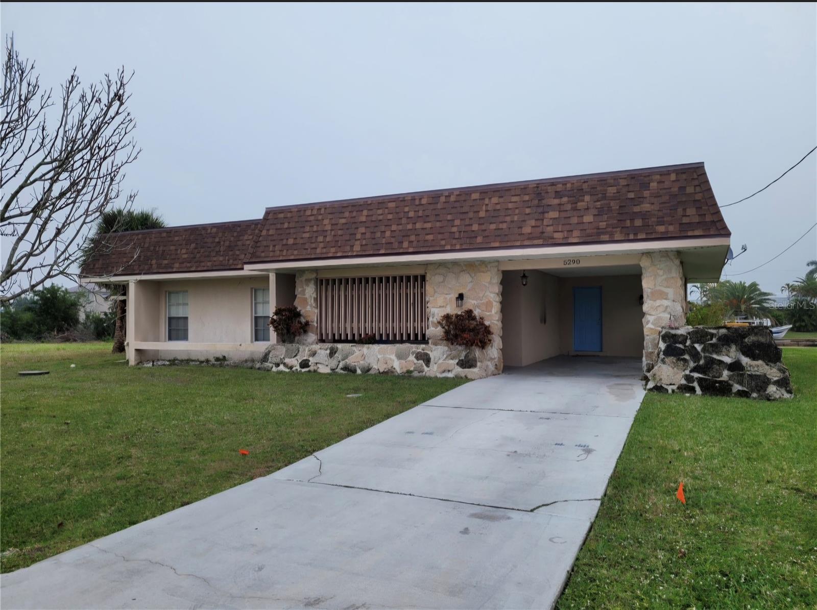 Single Family Residence em PORT CHARLOTTE, FL - Daniel Dourado