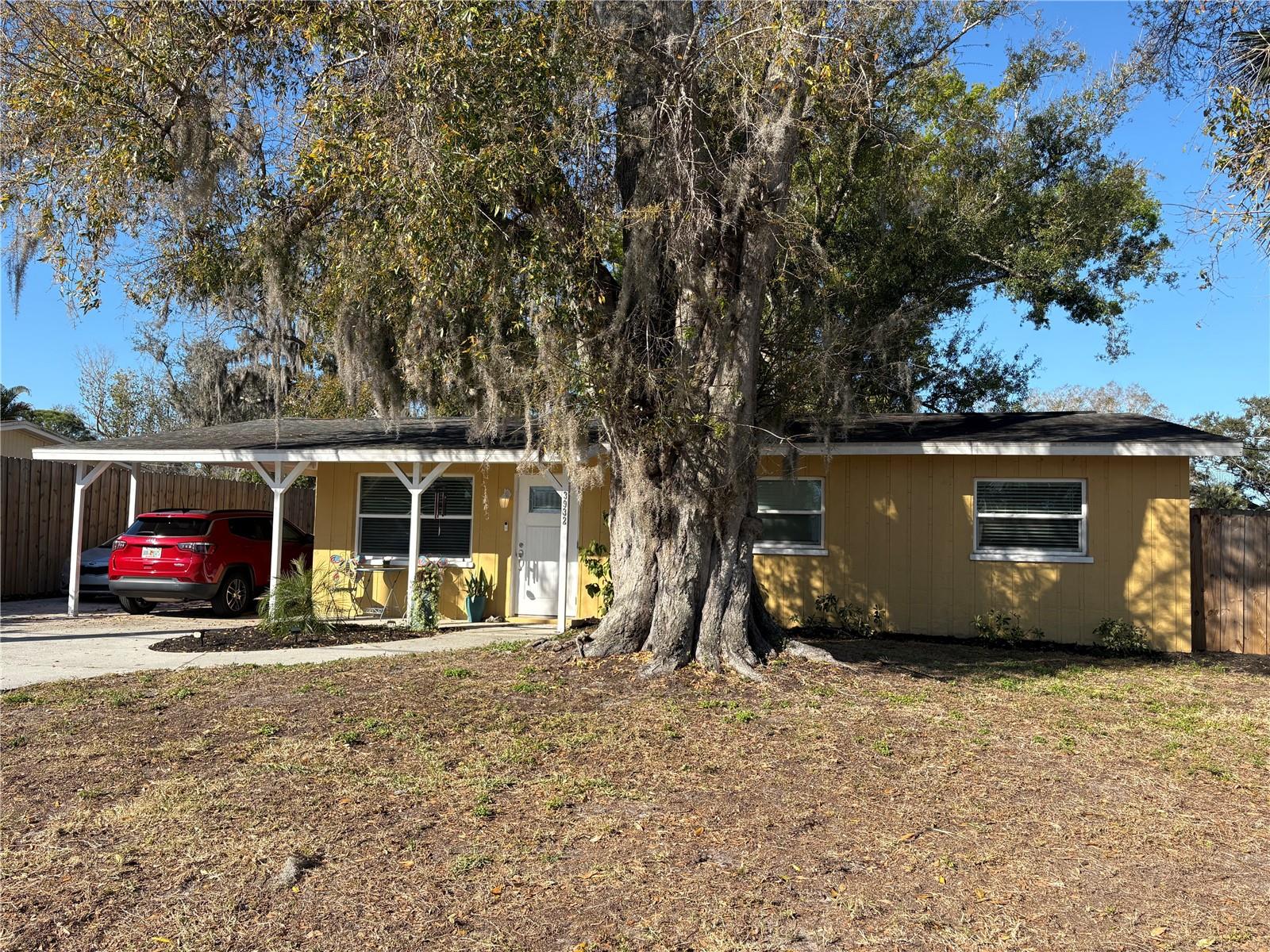 Single Family Residence in SARASOTA, FL - Daniel Dourado